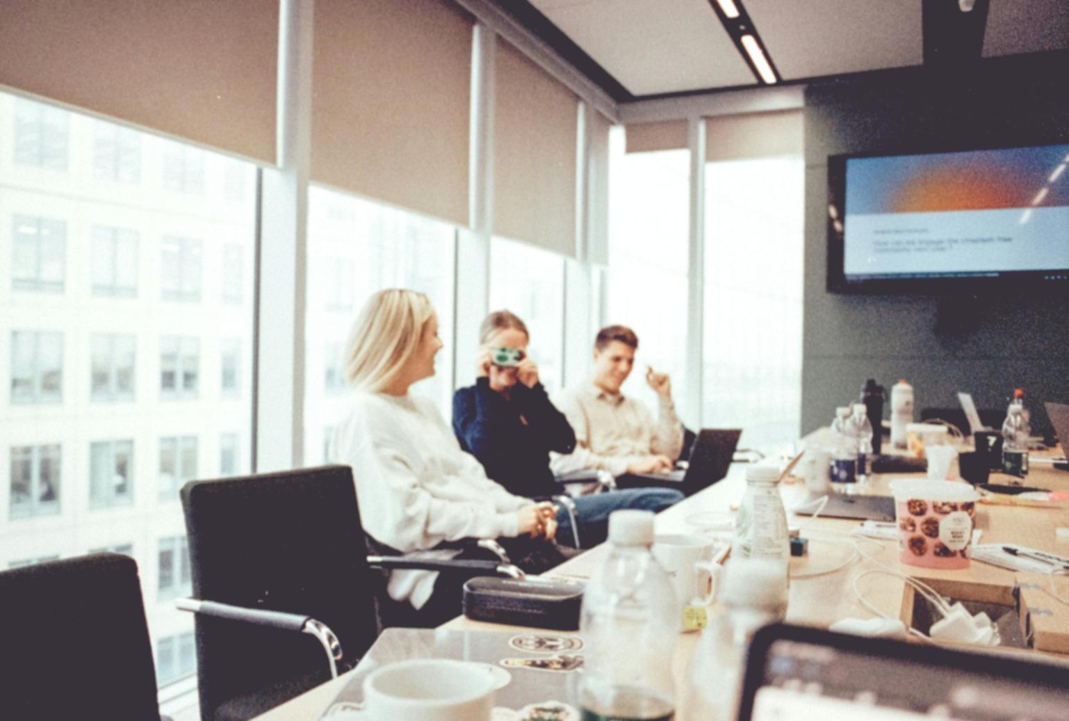 Team aziendale durante una sessione di coaching di gruppo